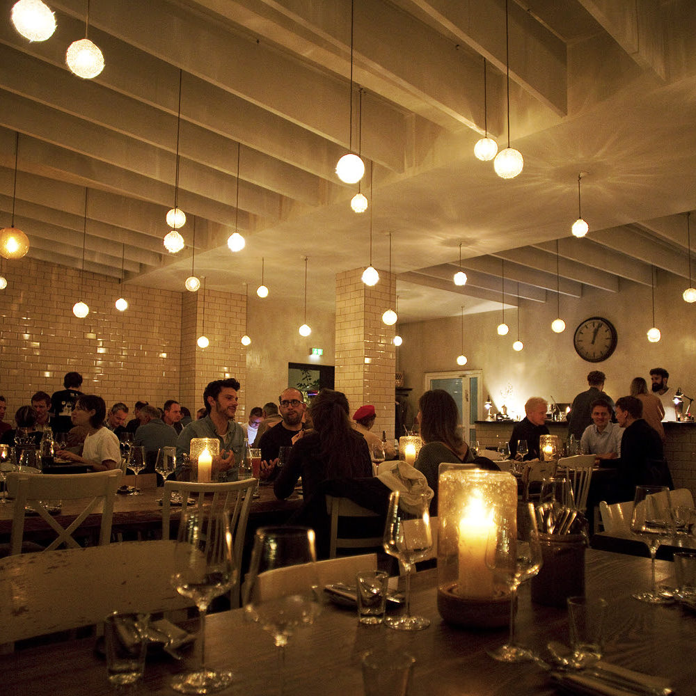 Gemütliches Restaurant mit Kerzenlicht für romantische Dates in Berlin Friedrichshain