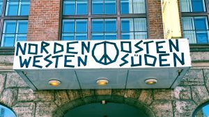 A hotel sign with Norden Süden Osten Westen / Peace written